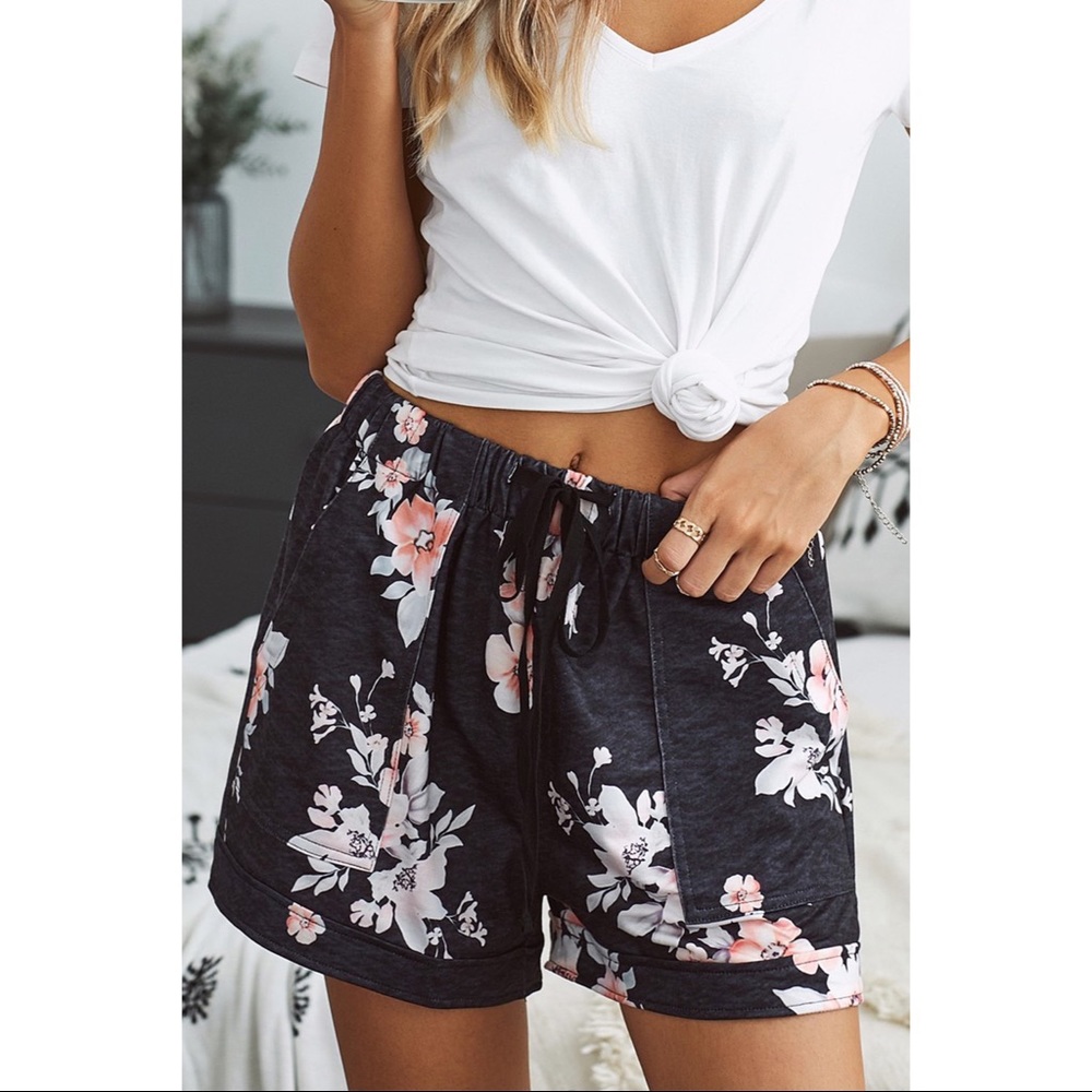 🆕 Black Floral Drawstring Waist Pocketed Shorts